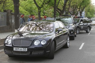 «Բենթլի»-ի եւ «Լեքսուս»-ի վարորդները բանակցում էին ոստիկանների հետ` մեքենաները տ