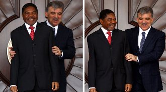 Gul helps President of Zanzibar to pose for camera (photo)