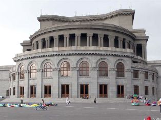 Բացօթյա առեւտրով զբաղվողները նստացույց են սկսել Ազատության հրապարակում