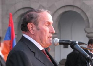 Марксист: Левон Тер-Петросян руками властей стал «Дхол Арташем»