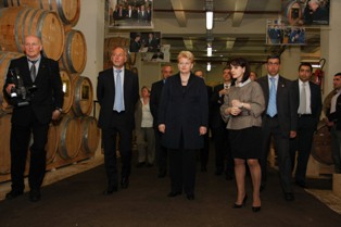 Երեւանի կոնյակի գործարանը Լիտվայի նախագահին նվիրել է 400 լիտր տարողությամբ անվան