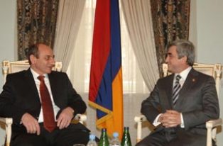 Հայաստանի եւ Արցախի նախագահները Շուշիի Ղազանչեցոց եկեղեցում պատարագի են մասնակցե