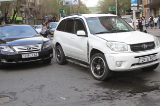Խոշոր խցանում Թումանյան-Տերյան խաչմերուկում. Միմյանց են բախվել Lexus-ն ու Toyota