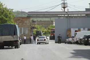 На заводе в Ереване машина с подъемным краном насмерть задавила мужчину