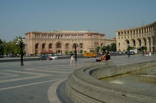 «Պահպանենք Հանրապետության հրապարակը» նախաձեռնությունը դեմ է հրապարակում աշտարակի
