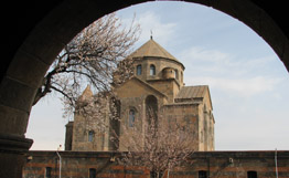 «Առավոտ». Հայ առաքելական եկեղեցին մի բան է, իսկ օլիգարխիայի աշխարհիկ վայելքների