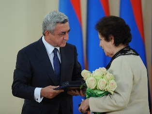 Անկախության տոնի կապակցությամբ վաստակավոր եւ ժողովրդական կոչումներ են շնորհվել