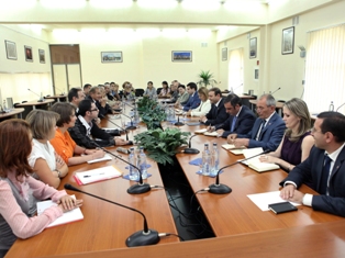 Երեւանի քաղաքապետը հանդիպել է Մարսել քաղաքից ժամանած գործարարների հետ
