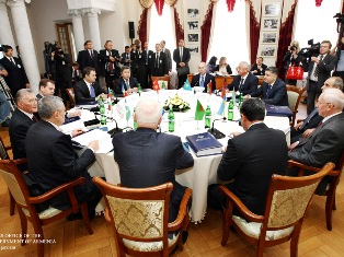 Armenian PM attends CIS session