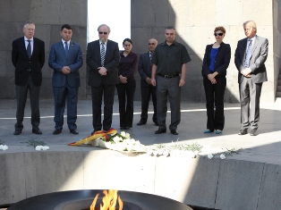 German Bundestag deputy chair visits Armenian Genocide Memorial