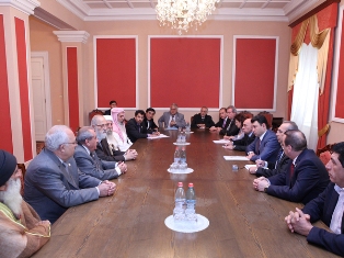 Spiritual leader of world Yezidis visits Armenian Parliament