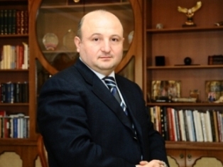 «Ժողովուրդ». Վարդան Ղուկասյանը քաղաքապետարանից հանում է իր գույքը… գիշերով