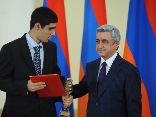Armenian President receives IT award-winning students