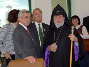 Մայր Աթոռ Սուրբ Էջմիածնում բացվեց «Վաչե եւ Թամար Մանուկյան» մատենադարանը