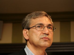 Orhan Pamuk officially becomes French Legion of Honour Officer