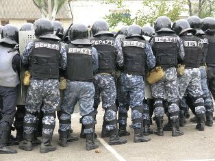 Украинский спецназ забрал протоколы для голосования с применением дубинок и слез