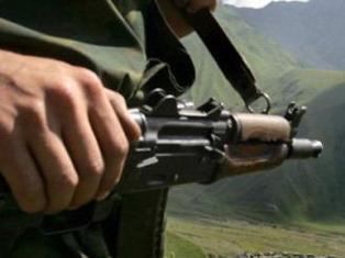 19-ամյա զինվորը զինվորական գլխարկի գլխարկանշանային մետաղյա սուր ծայրով անդամախեղ