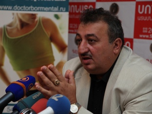 Օմար Մամոյան. Եզդիների հարսանիքին հարսի գլխին խնձորով խփելը ժողովրդավարության ն
