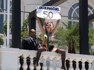 FEMEN-ի աղջիկներն այս անգամ մերկացել են Բրազիլիայում (ֆոտո)