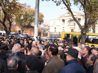 «Նաիրիտի» հարյուրավոր աշխատակիցներ բողոքի ակցիա են անում նախագահական նստավայրի մ