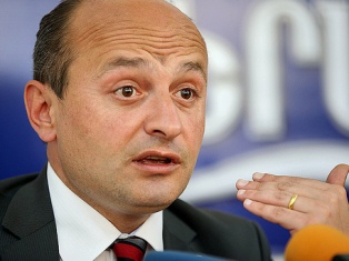 Ստյոպա Սաֆարյանը պահանջում է ընտրապայքարից հանել հանրապետական մրցակցին