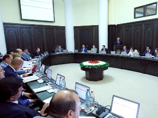 Armenian government reviews 2013 budget draft