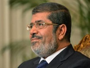 Մուրսին վերադարձել է ցուցարարներով շրջապատված պալատ
