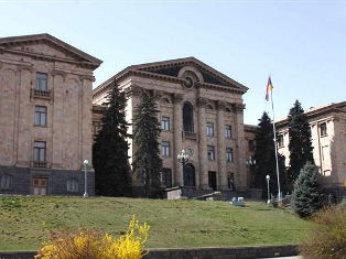 «Հրապարակ». Ազգային Ժողովում խախտում են լեզվի մասին օրենքը