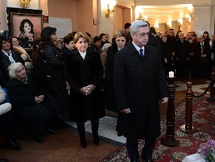 Հայաստանի նախագահը վերջին հրաժեշտն է տվել Ֆլորա Մարտիրոսյանին (ֆոտո)