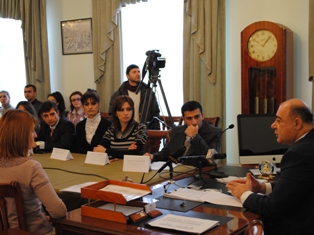 Գյումրիի քաղաքապետը քաղաքացիական ակտիվիստների հետ քննարկել է քաղաքի խնդիրները