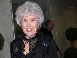 Старейшая российская актриса упала во время спектакля