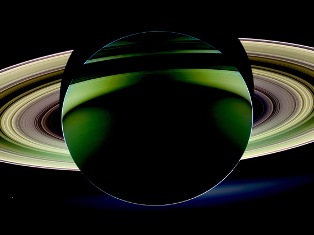 Cassini լուսանկարել է Սատուրնն Արեւի ճառագայթների ներքո