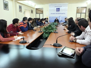 Երեւանի քաղաքապետը հանդիպել է սոցիալական ցանցերի մի խումբ առավել ակտիվ օգտատերեր