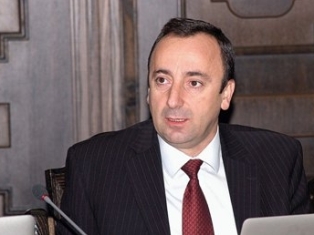 Ես դաստիարակված, խելոք երեխա եմ եղել, Ձմեռ պապի մորուքից չեմ քաշել. Հրայր Թովմաս
