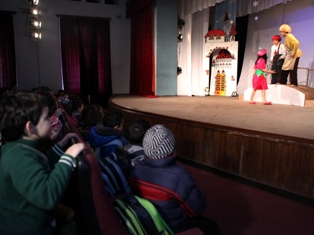Yerevan Municipality stages New Year theatric performance for Syrian Armenian ki
