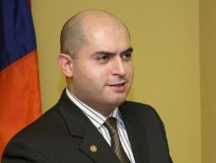 Արմեն Աշոտյանը ժիր, ակտիվ եւ փարթամ մազերով մանուկ էր ու Ձմեռ պապիկի մորուքից չէ