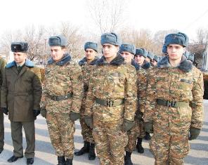 Առողջապահության նախարար քաղցրավենիքով ու դեղերով «զինված» այցելել է զորամաս