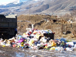 Վանաձորի աղբահանությունը տոնական օրերին որոշ թաղամասերում վատ է իրականացվել (ֆոտ