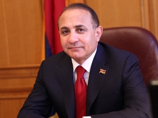 Armenian parliament leader meets with European commissioner in Brussels
