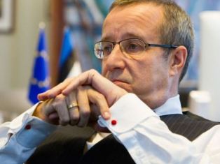 Президент Эстонии обезопасил себя от хакеров скотчем