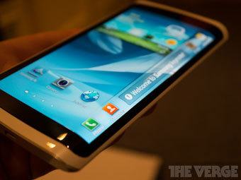 Samsung показал муляж смартфона с изогнутым экраном