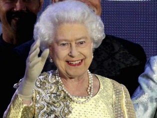 Королева Елизавета II пожаловала возможной правнучке право занять престол