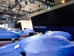 В Брюсселе открылся международный автосалон: полуголых манекенщиц не будет