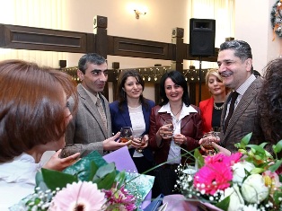 Armenian PM holds New Year reception for media members