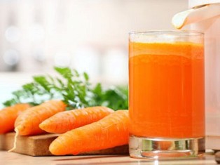 Морковный сок в больших количествах вреден