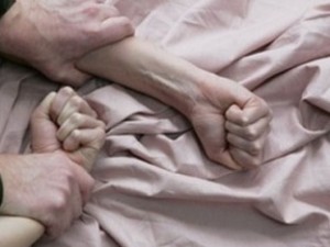 В Турции пьяные мужчины ворвались в случайный дом и изнасиловали всех женщин