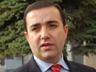 ՕԵԿ-ական դառնալու պատճառով Արաբկիրի նախկին թաղապետի եւ«168 ժամի» խմբագրի ընտանիք