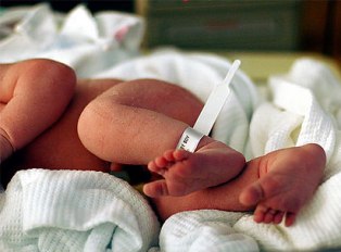 В Турции пятнадцатилетняя мать выкинула ребенка в мусорный бак