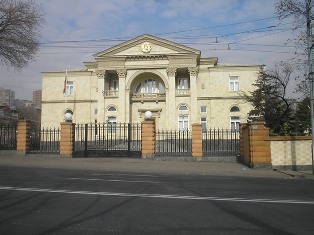 Մեղրաձոր գյուղի բնակիչները բողոքի ակցիա անցկացրին նախագահականի մոտ՝ ընդդեմ ցիանի
