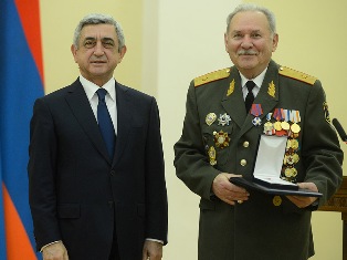 Президент Армении вручил награды военнослужащим